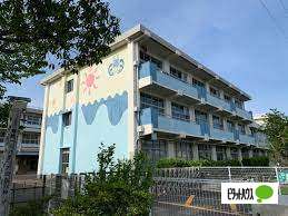 小学校　焼津市立港小学校（小学校）まで595m