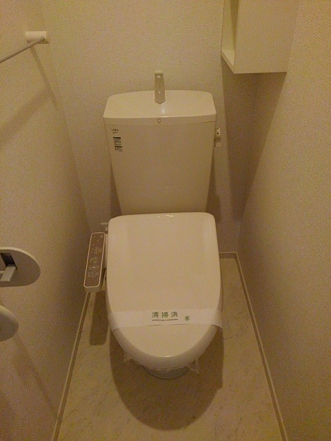 トイレ　温水洗浄便座完備です。