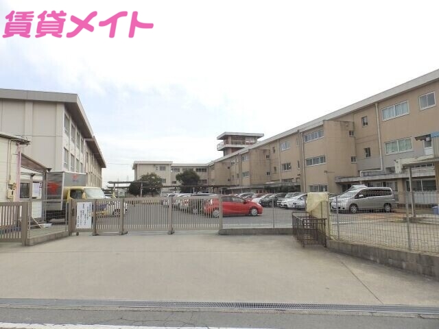 小学校　四日市市立海蔵小学校（小学校）まで841m