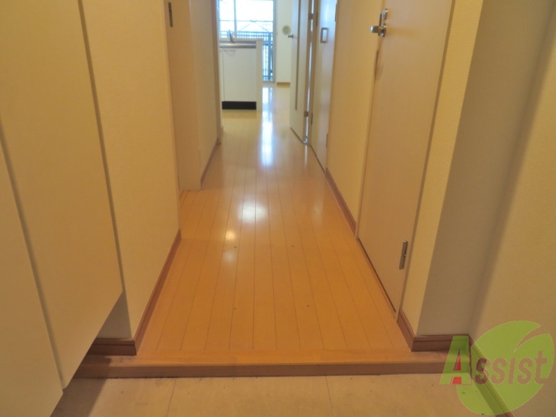 玄関　玄関からの様子です。すぐ部屋が見えないのは安心ですね。
