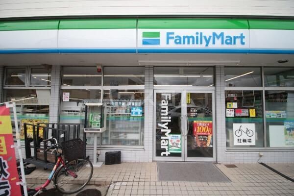 コンビニ　ファミリーマート 宮の坂店（コンビニ）まで724m