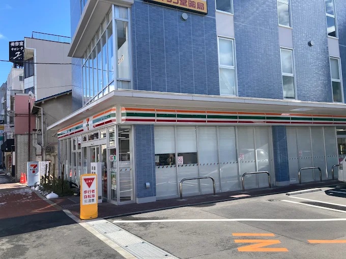 コンビニ　セブンイレブン 長岡京市役所前店（コンビニ）まで135m
