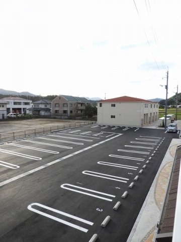 駐車場　駐車場があるので、車を買う予定の方も安心です