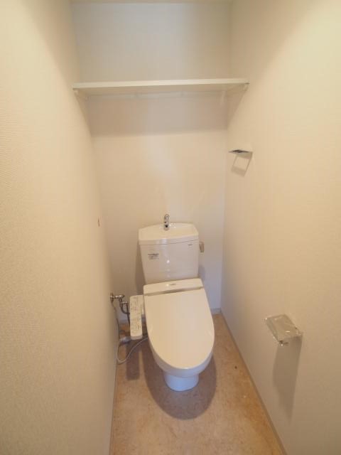 トイレ　温水洗浄便座付トイレです