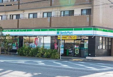 コンビニ　ファミリーマート新代田駅前店（コンビニ）まで669m