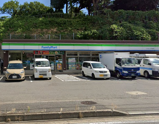 コンビニ　ファミリーマート（コンビニ）まで826m