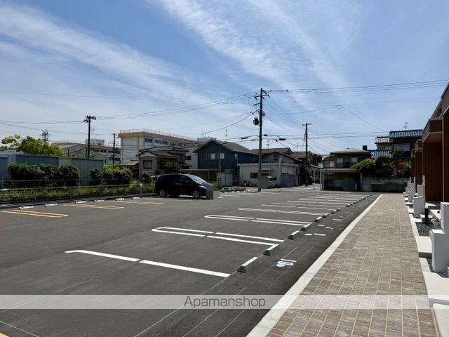 その他　敷地駐車場（その他）まで0m