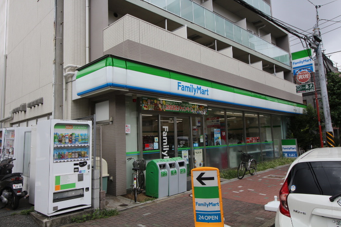 コンビニ　ファミリーマート（コンビニ）まで206m