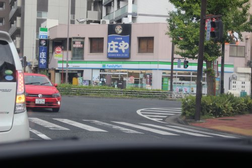 コンビニ　ファミリーマート 横浜吉野町駅前店（コンビニ）まで303m