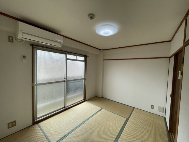 居室・リビング　落ち着いた雰囲気の和室付きです