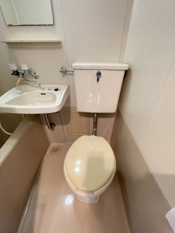 トイレ　落ち着いた色調のトイレです