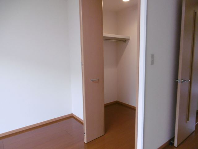 収納　奥行きのあるウォークインクローゼットだから収納たっぷりです。