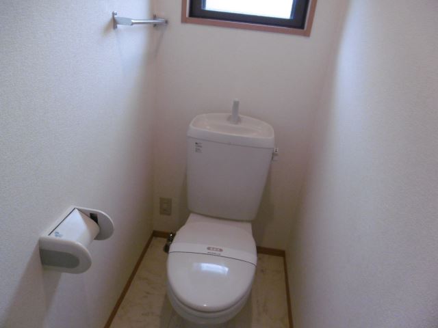 トイレ　コンセントと窓のあるトイレです