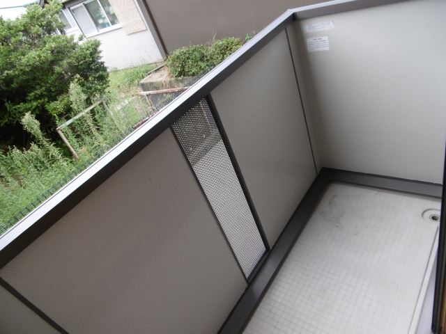 バルコニー　ベランダは一部屋ずつ区切られています