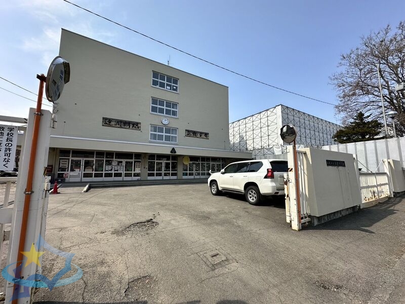 中学校　札幌市立向陵中学校（中学校）まで666m