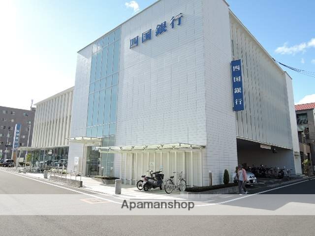銀行　四国銀行下知支店（銀行）まで930m