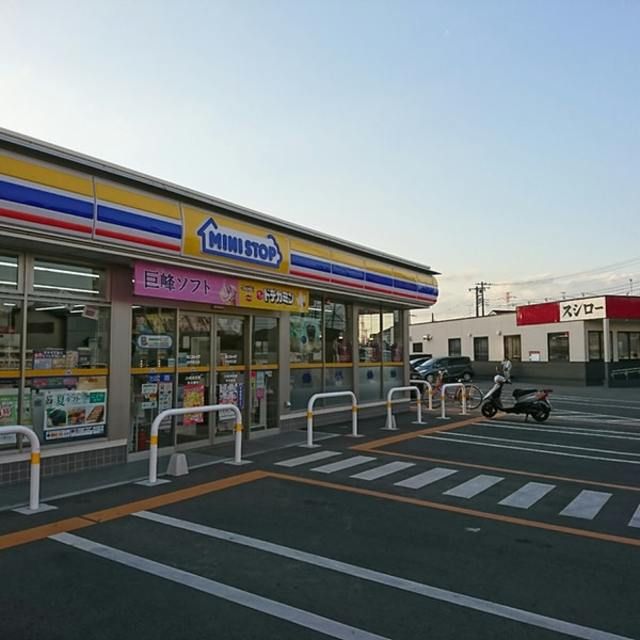 コンビニ　ミニストップ白井冨士店（コンビニ）まで530m