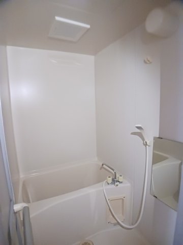 バス・シャワールーム　コンパクトで使いやすいお風呂です