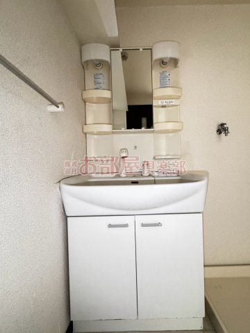 洗面設備　明るい洗面所です