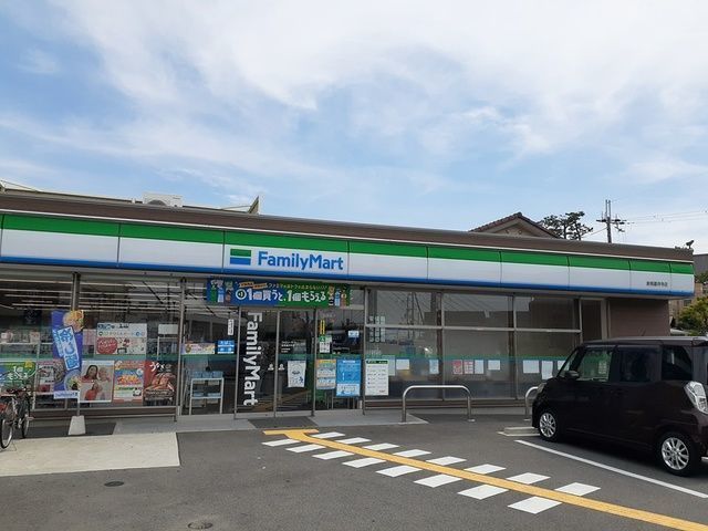 コンビニ　ファミリーマート様（コンビニ）まで500m