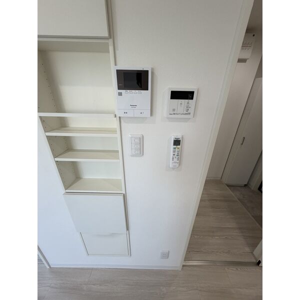 収納　全室玄関に大型シューズクローゼットと鏡あります。 部屋のタイ