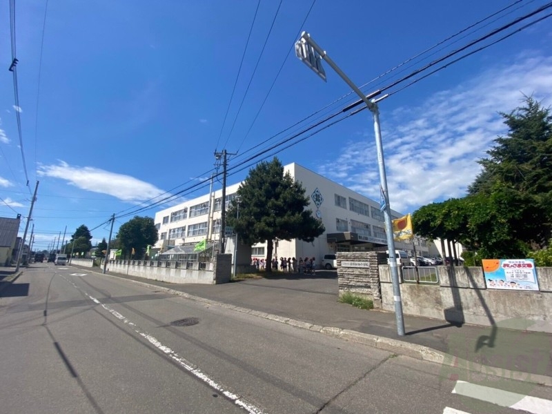 小学校　札幌市立新琴似西小学校（小学校）まで300m