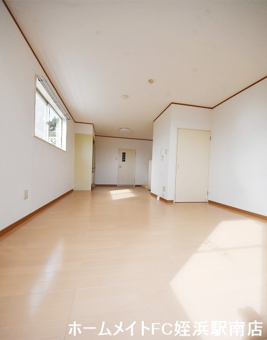 エントランス　★角部屋2面採光！室内明るいです！★