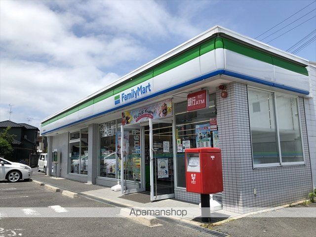 コンビニ　ファミリーマート（コンビニ）まで700m