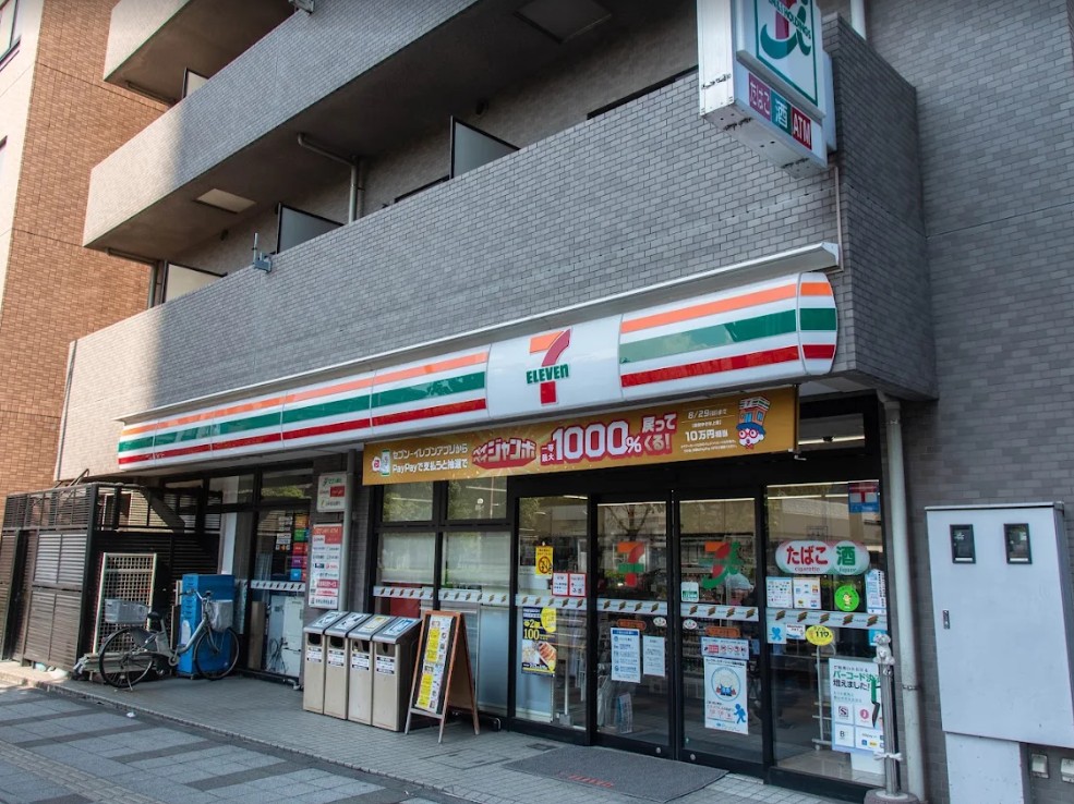 コンビニ　セブンイレブン港区芝三丁目店（コンビニ）まで77m
