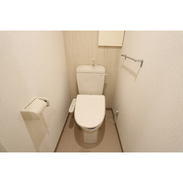 トイレ　温水洗浄便座機能付き！