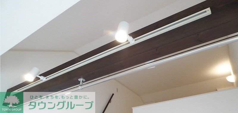その他　表し梁にオシャレなスポット照明や、室内干し付き