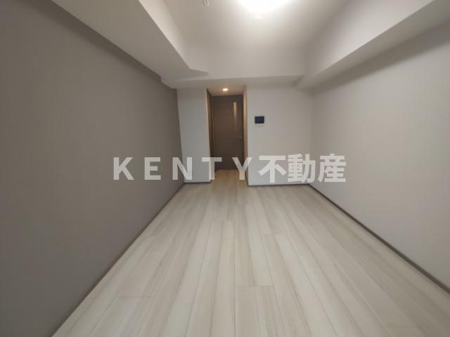 その他部屋・スペース　落ち着いた色調の寝室です