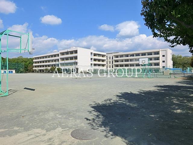 中学校　秦野市立南が丘中学校（中学校）まで918m