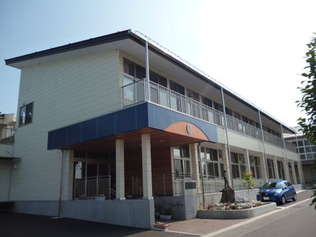 小学校　長野市立三輪小学校（小学校）まで717m