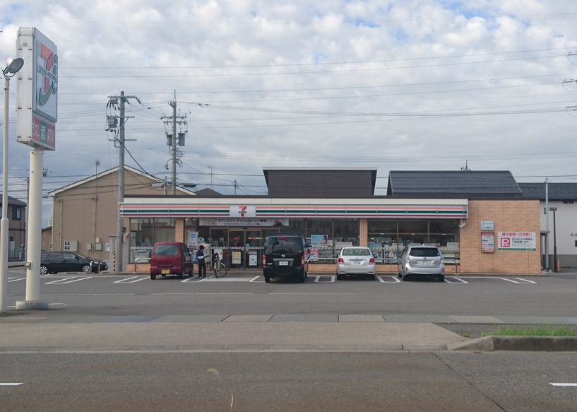 コンビニ　セブンイレブン金沢松村4丁目店（コンビニ）まで964m