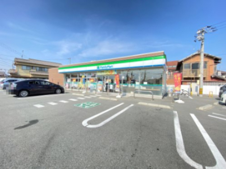 コンビニ　ファミリーマート松阪大黒田町店（コンビニ）まで834m