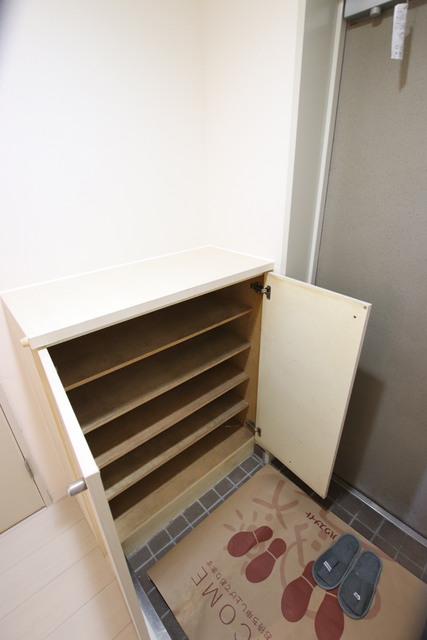 玄関　腰高タイプのシューズクローゼット　小物類が置けて便利です♪