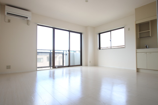 居室・リビング　１１．９帖　角部屋で二面採光のとれたお部屋です♪