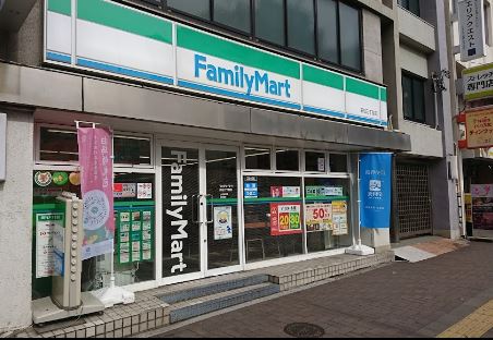コンビニ　ファミリーマート 四谷三丁目店（コンビニ）まで230m