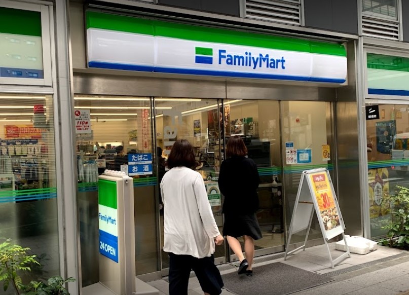 コンビニ　ファミリーマート板橋本町駅北店（コンビニ）まで118m