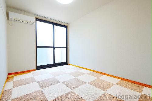 居室・リビング　1Fはフローリングタイプ　2Ｆはじゅうたんタイプのお部屋です
