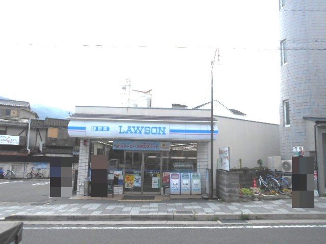 コンビニ　ローソン 嵯峨嵐山駅前店（コンビニ）まで633m