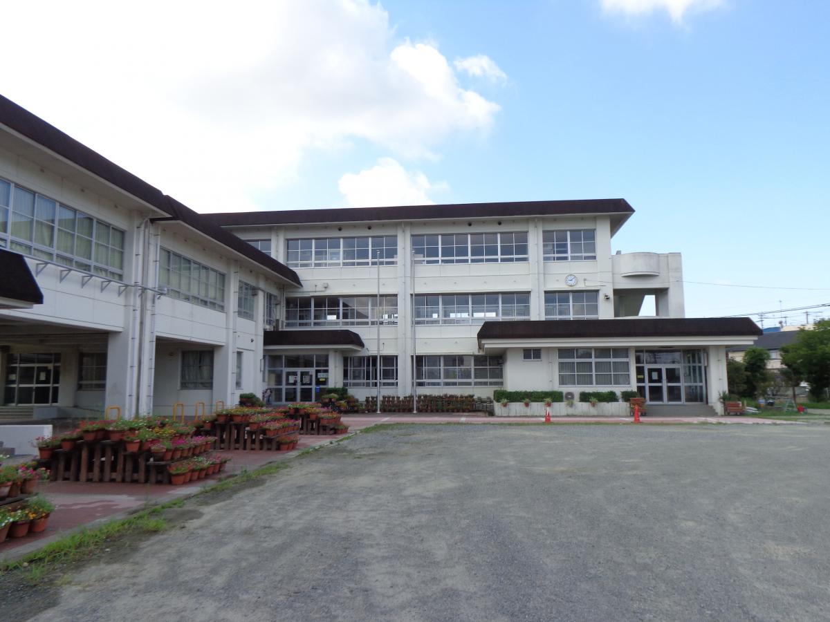 小学校　新宮町立新宮東小学校（小学校）まで235m