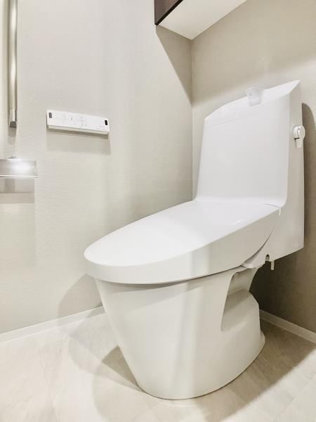 トイレ　落ち着いた色調のトイレです