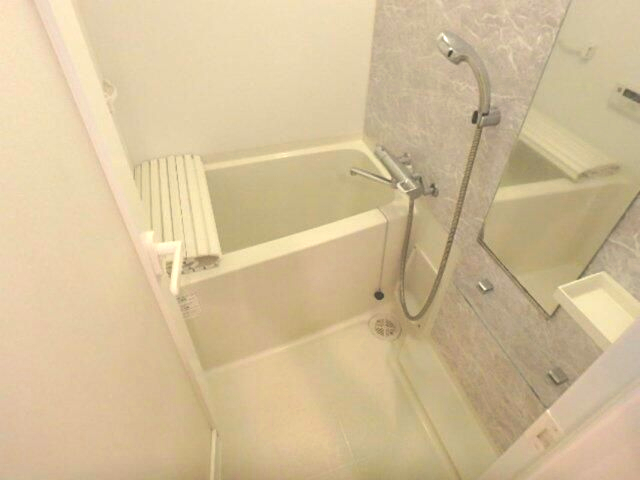バス・シャワールーム　コンパクトで使いやすいお風呂です