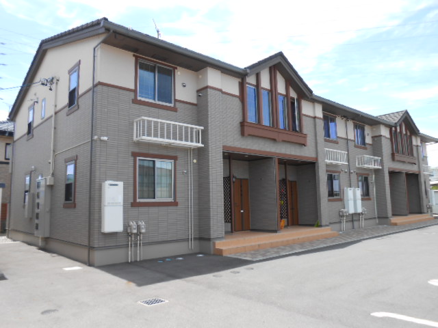 建物外観　建物玄関側（北面）を北東方向より撮影