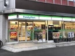 コンビニ　ファミリーマート中津駅東店（コンビニ）まで45m