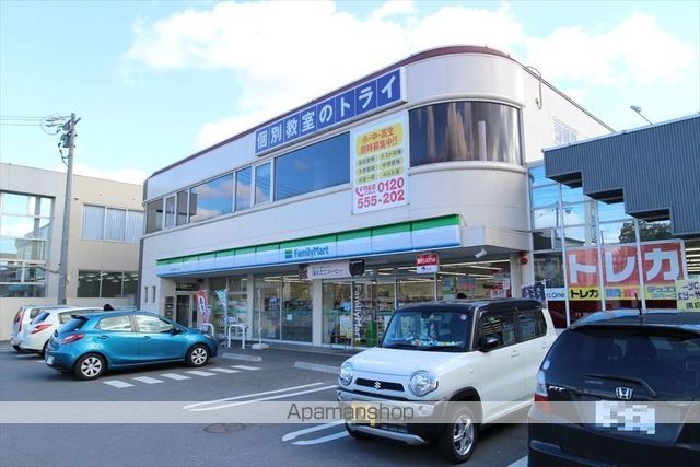 コンビニ　ファミリーマート（コンビニ）まで475m