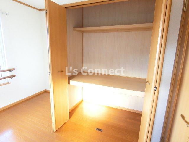 その他設備　各洋室に収納付き。