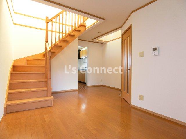 居室・リビング　１１．８帖のＬＤＫ。角部屋で２面に窓があります。